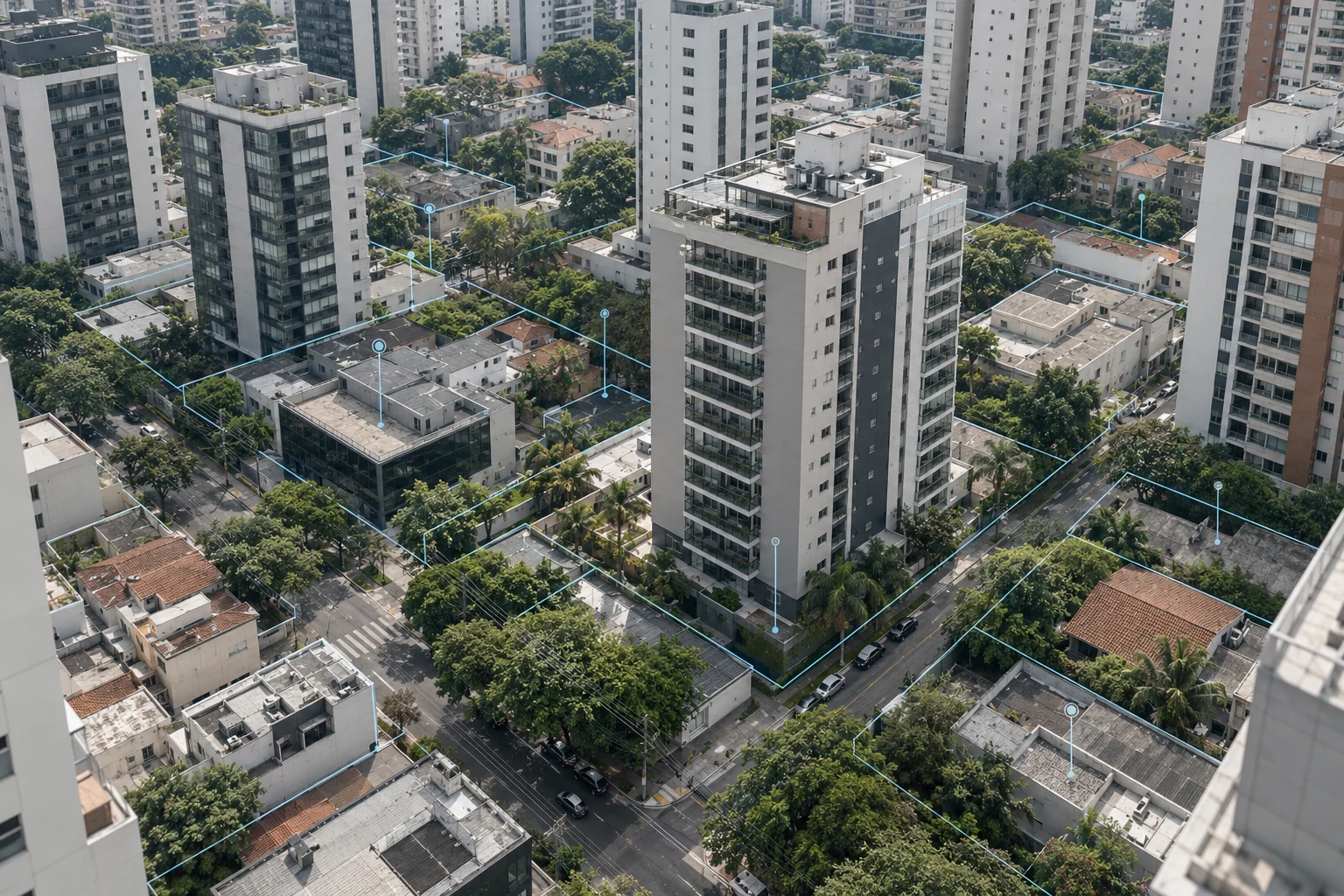 Vista aérea de imóveis urbanos com delimitações cadastrais discretas