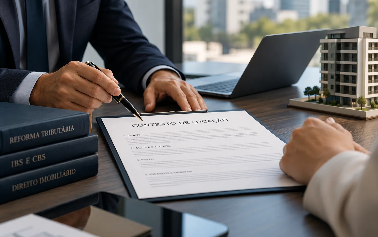 Revisão jurídica de um contrato de locação em uma mesa de escritório com maquete imobiliária